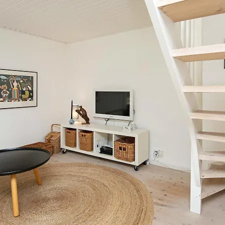 Dom wakacyjny Three-bedroom Holiday In 62 *