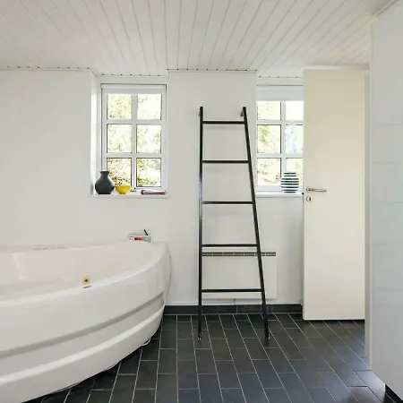 Dom wakacyjny Three-bedroom Holiday In 62 *